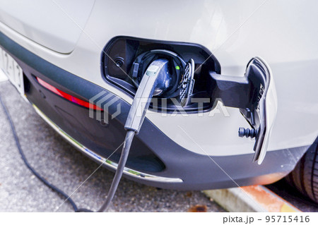 充電中の電気自動車 充電中の電気自動車 95715416