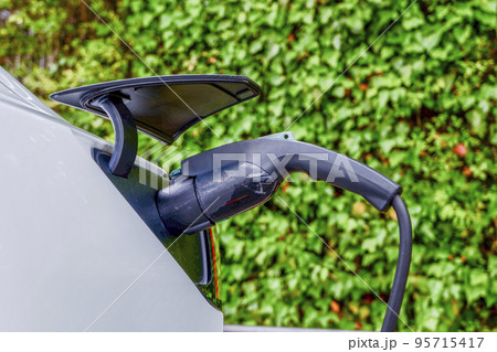 充電中の電気自動車 充電中の電気自動車 95715417