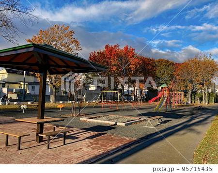 平岡地区住宅街「北公園」の東屋・滑り台。朝日を浴び赤く輝く樹木。 平岡地区住宅街「北公園」の東屋・滑り台。朝日を浴び赤く輝く樹木。 95715435