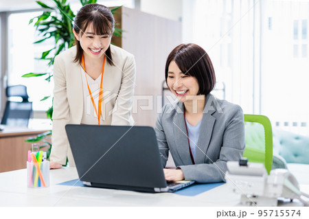 オフィスでパソコンに向かうビジネスウーマン オフィスでパソコンに向かうビジネスウーマン 95715574