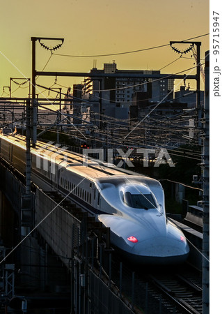 【京都】輝く新幹線と夕焼け 95715947