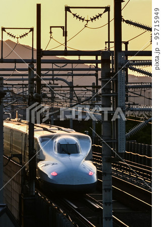 【京都】輝く新幹線と夕焼け 95715949