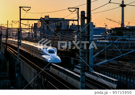 【京都】輝く新幹線と夕焼けと京都タワー 95715950
