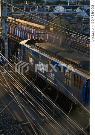 【京都】貨物列車と夕暮れ 【京都】貨物列車と夕暮れ 95716058