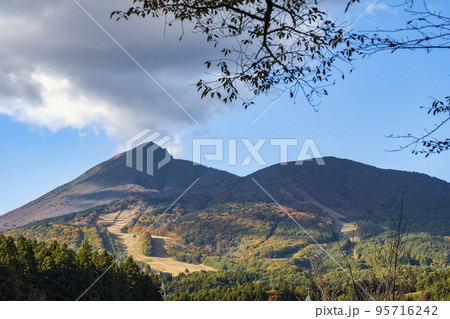 秋の亀ケ城城址公園（古城跡）からみた磐梯山　　福島県猪苗代町 95716242