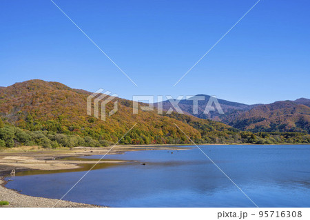 秋晴れの日の桧原湖　湖畔の風景　福島県北塩原村 95716308