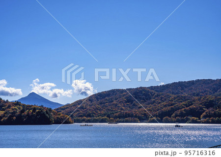 秋晴れの日の桧原湖　湖畔の風景　福島県北塩原村 95716316