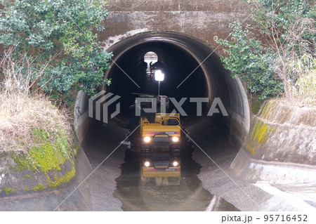 水路の清掃は、琵琶湖疏水の冬の年中行事です 95716452