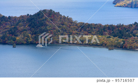 乙女の像前を進む遊覧船　十和田湖の秋　甲岳台より 95716507
