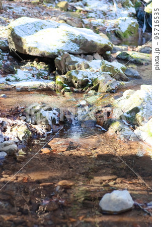 御岳山のロックガーデン（雪の積もった岩場） 95716535