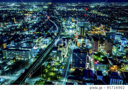 岐阜市　岐阜シティタワー43の最上階展望室から眺めた岐阜市内の夜景（大垣、滋賀方面） 95716902