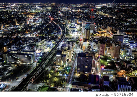 岐阜市　岐阜シティタワー43の最上階展望室から眺めた岐阜市内の夜景（大垣、滋賀方面） 95716904