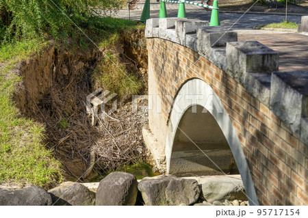 災害の爪痕 大雨災害で流された橋 山形県川西町 災害の爪痕 大雨災害で流された橋 山形県川西町 95717154