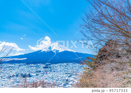 【富士山素材】冬の新倉山浅間公園から見る富士吉田市の街並み【山梨県】 95717333