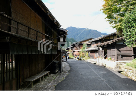 【長野】妻籠宿の町並み 95717435