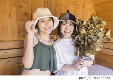 友達2人でサウナに入るサウナ女子 サウナ仲間 サ友 友達2人でサウナに入るサウナ女子 サウナ仲間 サ友 95717728