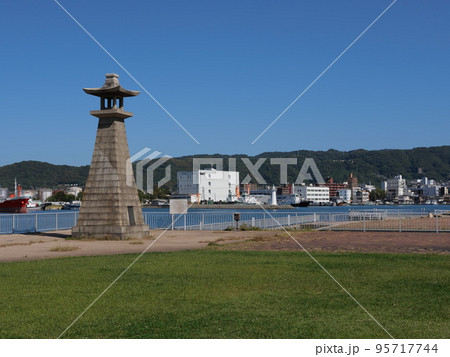 晴海親水公園と石灯台(山口県周南市)① 95717744