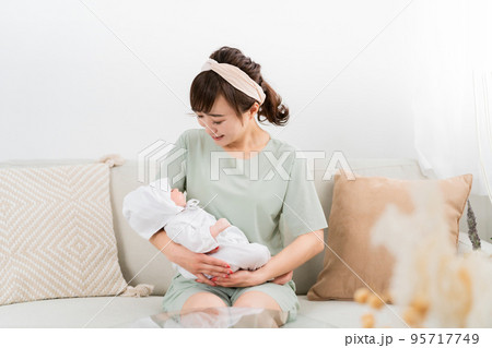 出産して赤ちゃんを抱っこする日本人女性（産休） 95717749