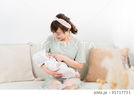 出産して赤ちゃんを抱っこする日本人女性(産休) 出産して赤ちゃんを抱っこする日本人女性(産休) 95717751
