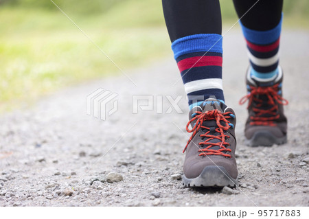 トレッキングイメージ 山道の階段を歩く小学生足元 トレッキングイメージ 山道の階段を歩く小学生足元 95717883