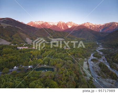 モルゲンロートに染まる美しい白馬三山との三段紅葉 長野県白馬村(ドローンによる空撮) モルゲンロートに染まる美しい白馬三山との三段紅葉 長野県白馬村(ドローンによる空撮) 95717989
