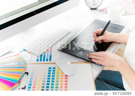 ペンタブで仕事するグラフィックデザイナー・イラストレーターの女性 ペンタブで仕事するグラフィックデザイナー・イラストレーターの女性 95718085
