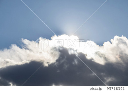 太陽の光に輝く雲 太陽の光に輝く雲 95718391