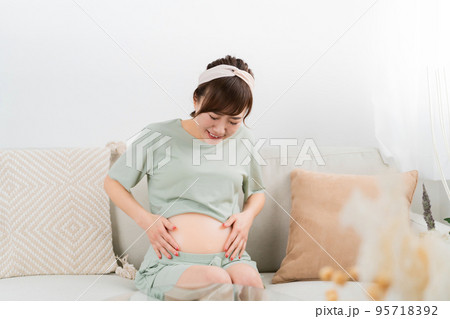 妊娠中に体調不良になる女性（陣痛） 95718392