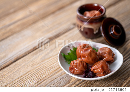 大粒の梅干し ( しそ漬け 紀州南高梅 ) 大粒の梅干し ( しそ漬け 紀州南高梅 ) 95718605