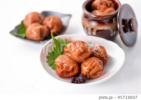 大粒の梅干し （ しそ漬け 紀州南高梅 ） 95718607