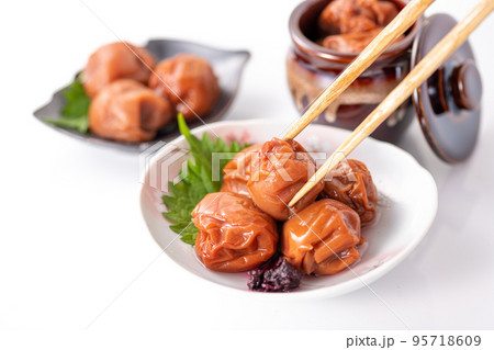 大粒の梅干し ( しそ漬け 紀州南高梅 ) 大粒の梅干し ( しそ漬け 紀州南高梅 ) 95718609