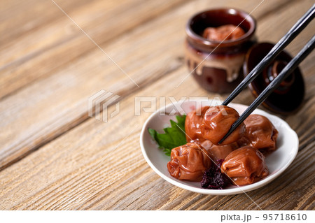 大粒の梅干し ( しそ漬け 紀州南高梅 ) 大粒の梅干し ( しそ漬け 紀州南高梅 ) 95718610