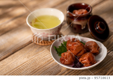 大粒の梅干し ( しそ漬け 紀州南高梅 ) 大粒の梅干し ( しそ漬け 紀州南高梅 ) 95718613