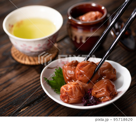 大粒の梅干し （ しそ漬け 紀州南高梅 ） 95718620