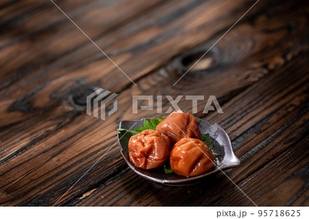 大粒の梅干し ( しそ漬け 紀州南高梅 ) 大粒の梅干し ( しそ漬け 紀州南高梅 ) 95718625