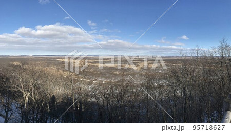 晴れた日の釧路湿原 95718627