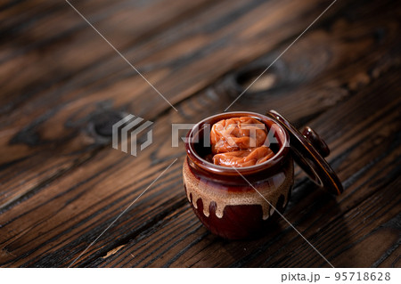 大粒の梅干し （ しそ漬け 紀州南高梅 ） 95718628