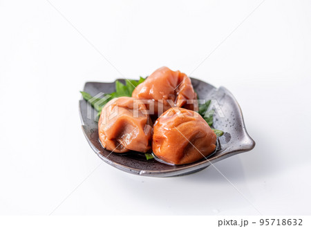 大粒の梅干し （ しそ漬け 紀州南高梅 ） 95718632