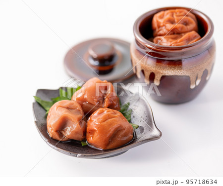 大粒の梅干し ( しそ漬け 紀州南高梅 ) 大粒の梅干し ( しそ漬け 紀州南高梅 ) 95718634