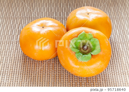 種なしの柿3個 種なしの柿3個 95718640