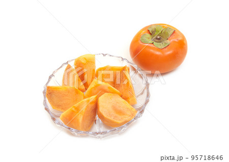 カットしてガラスの器に盛った種なしの柿【白背景・切り抜き】 95718646