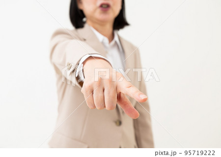 パワハラをするスーツを着たミドル女性のビジネスウーマン 95719222