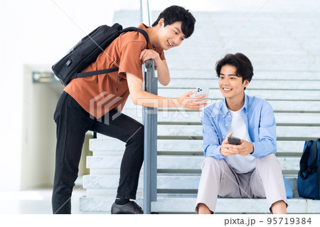 男性 大学生 キャンパスライフ スマホ 学生 男性 大学生 キャンパスライフ スマホ 学生 95719384