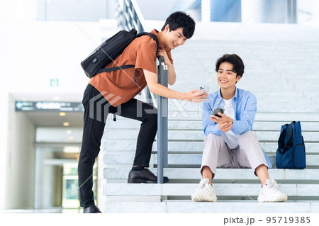 男性 大学生 キャンパスライフ スマホ 学生 男性 大学生 キャンパスライフ スマホ 学生 95719385