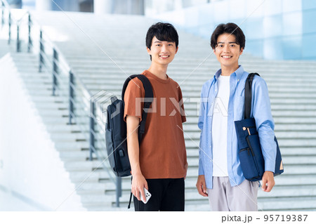 男性 大学生 キャンパスライフ スマホ 学生 男性 大学生 キャンパスライフ スマホ 学生 95719387