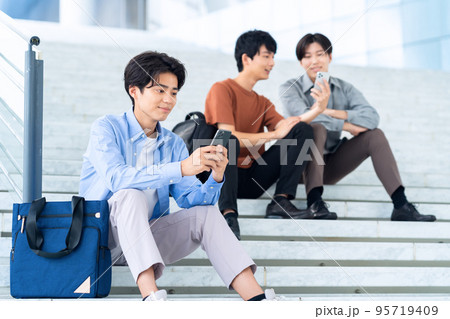 男性 大学生 キャンパスライフ 学生 スマホ 男性 大学生 キャンパスライフ 学生 スマホ 95719409