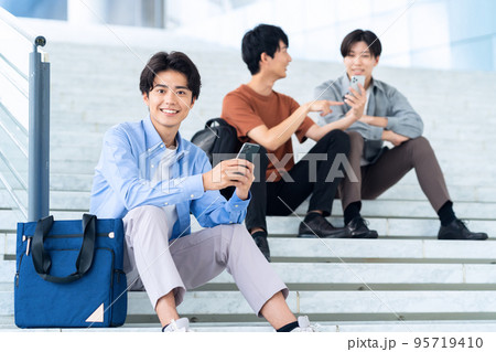 男性 大学生 キャンパスライフ 学生 スマホ 男性 大学生 キャンパスライフ 学生 スマホ 95719410