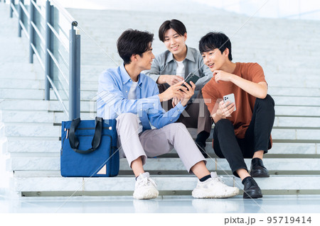 男性　大学生　キャンパスライフ　学生　スマホ 95719414