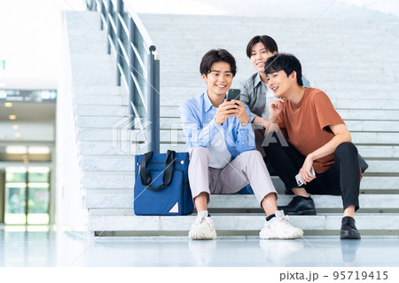 男性　大学生　キャンパスライフ　学生　スマホ 95719415
