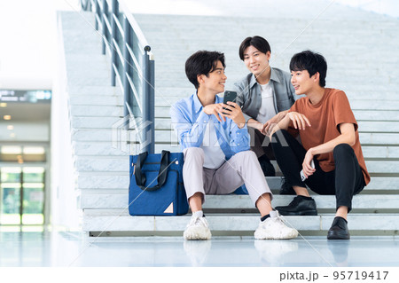 男性 大学生 キャンパスライフ 学生 スマホ 男性 大学生 キャンパスライフ 学生 スマホ 95719417